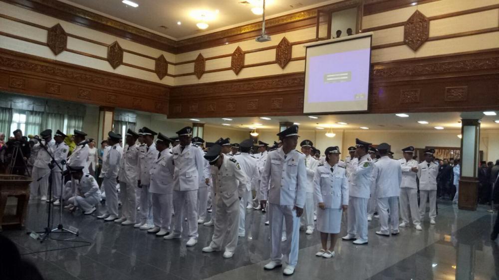 76 Kades Dilantik, Ratusan Kerabat Padati Kantor Bupati