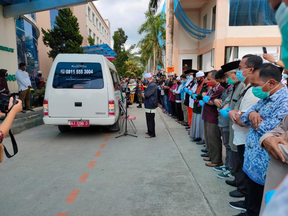 Ribuan Massa Antar Adi Darma ke Tempat Peristirahatan Terakhir