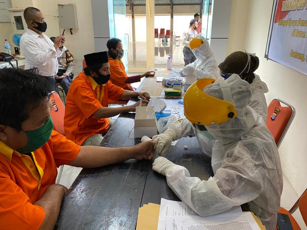 43 Tahanan Mapolres Bontang Jalani Rapid Test Covid-19