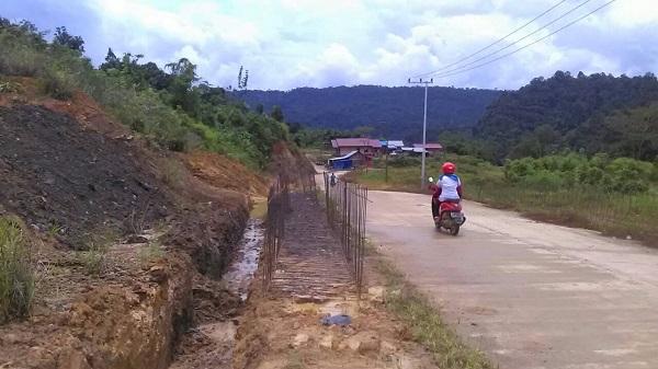 Dinas PUPR Mahulu Bangun Drainase di Pinggir Jalan