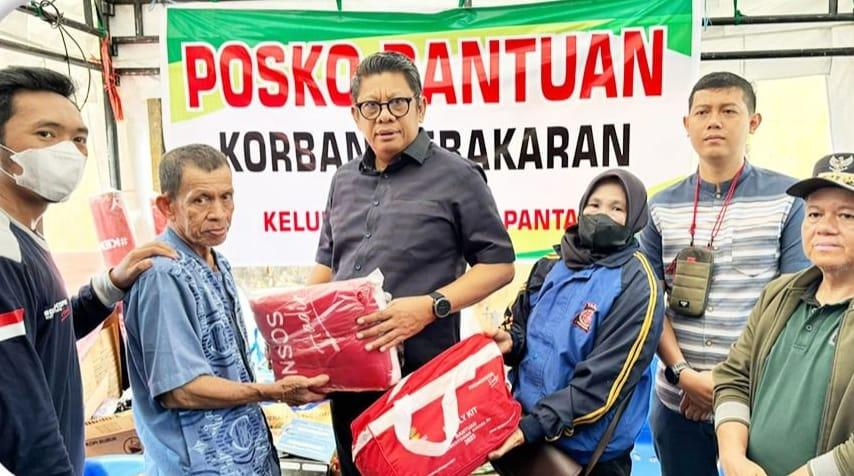 Basri Rase Serahkan Bantuan untuk Sukba, Korban Kebakaran di Berbas Pantai
