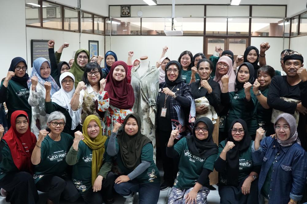 Kembangkan Sektor Ekraf, Pupuk Kaltim Bekali Mitra Binaan Batik Eco Print