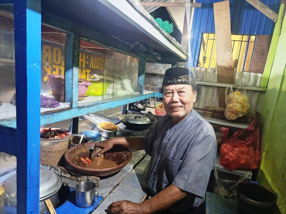 Perjuangan Pedagang Tahu Tek di Bontang Demi Kuliah Anak