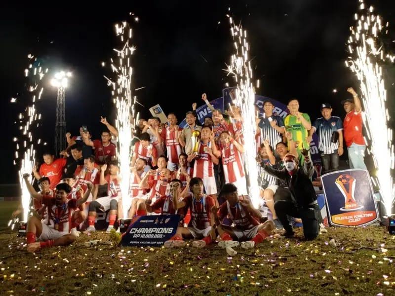 Kalahkan Tanjung Laut Lewat Adu Penalti, Loktuan Sabet Juara Pupuk Kaltim Cup 2024