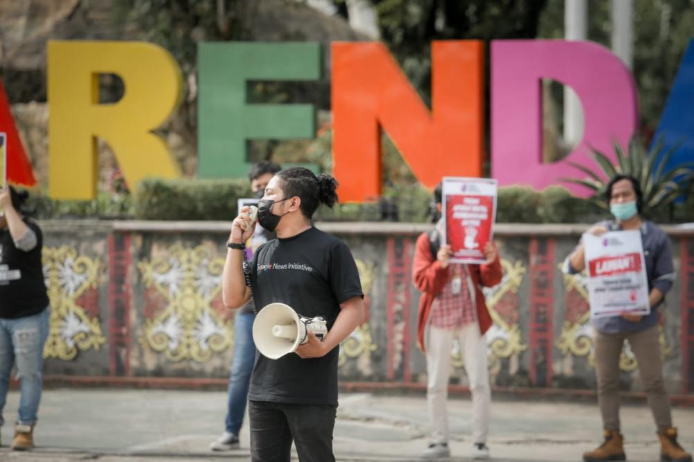 Gelar Aksi Solidaritas, AJI Samarinda Desak Kepolisian Usut Pelaku Penganiayaan Nurhadi