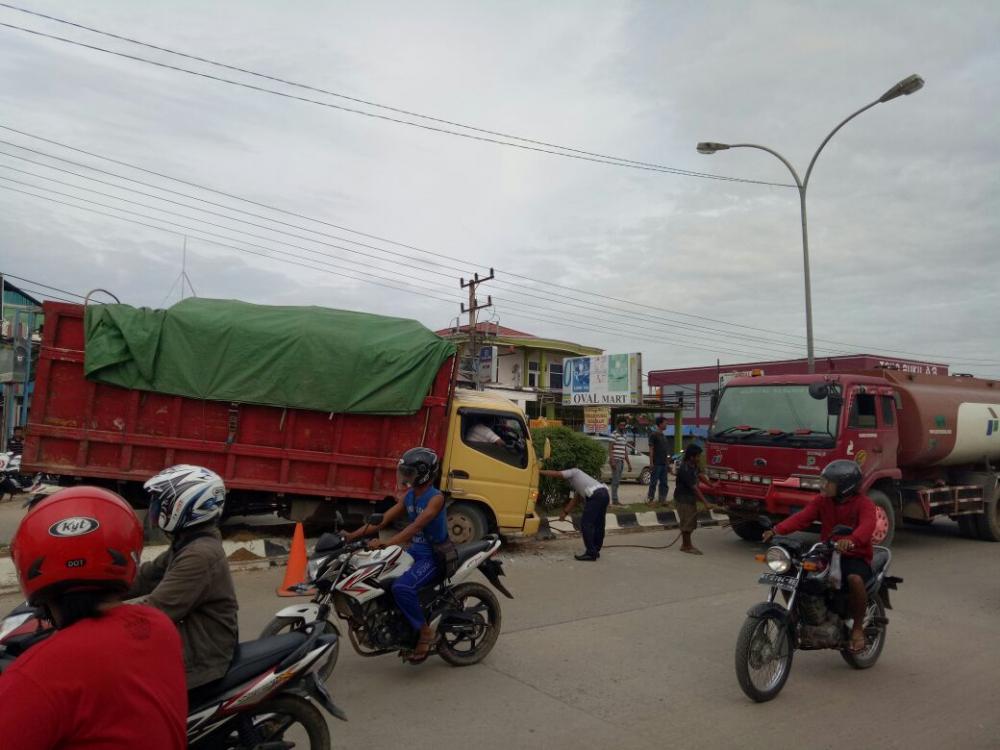  Truk Pupuk Tabrak Pembatas Jalan