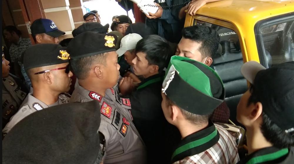 Demo HMI Bone di Kantor PDAM Nyaris Ricuh