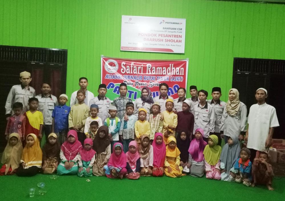 Ramadan Berbagi ala Jurnalis Kutim dengan Santri Daarush Sholah; Buka Bersama dan Bagi-Bagi Sembako