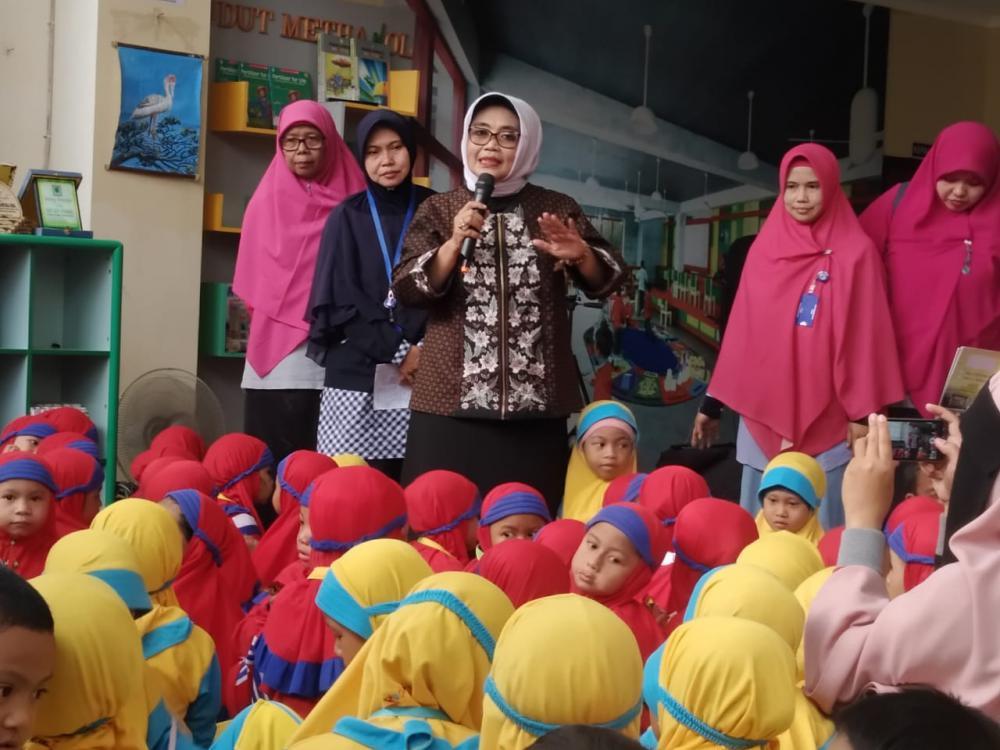 Neni Moerniaeni Ajak Murid TK Gemar Membaca