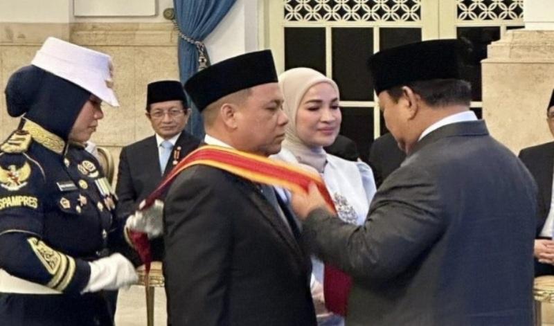 Bintang Mahaputera Haji Isam: Antara Kehormatan dan Strategi Meredam 9 Naga