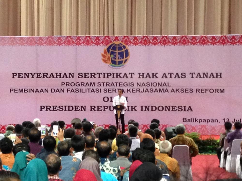 Jokowi Serahkan 1.535 Sertifikat Tanah ke Masyarakat Kaltim/Kaltara
