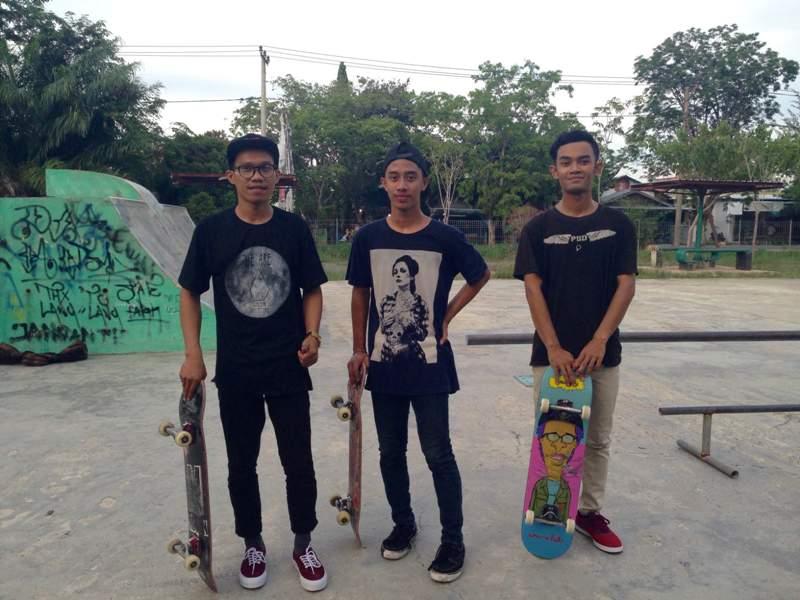 REMAJA INI LATIHAN SKATEBOARD SAMBIL NGABUBURIT