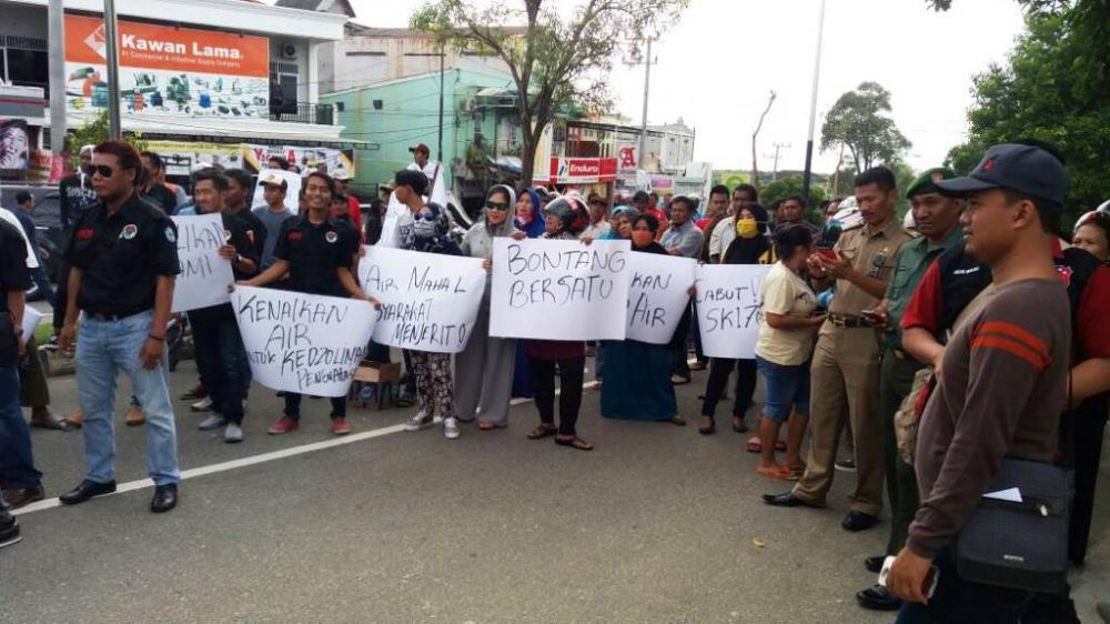 Tarif Air Naik hanya Ditunda, Masyarakat Kecewa 
