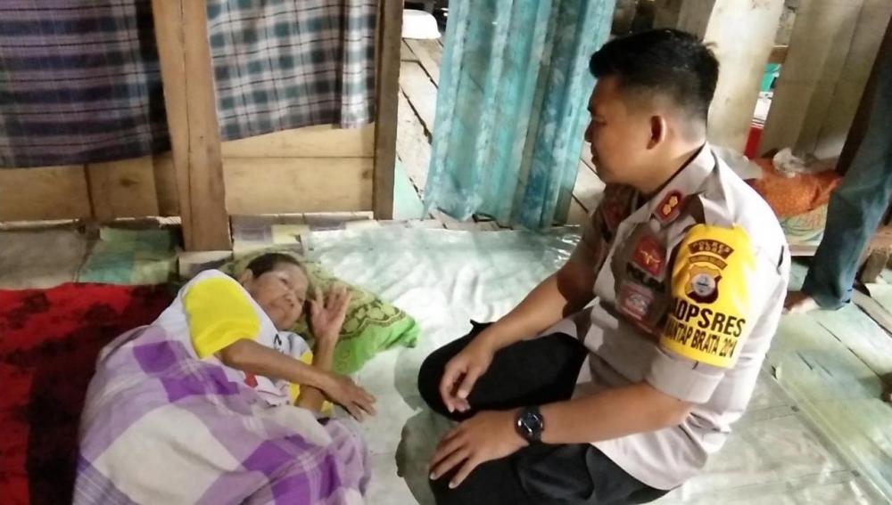 Kapolres Bone Bantu Warga Jompo dan Lumpuh Puluhan Tahun