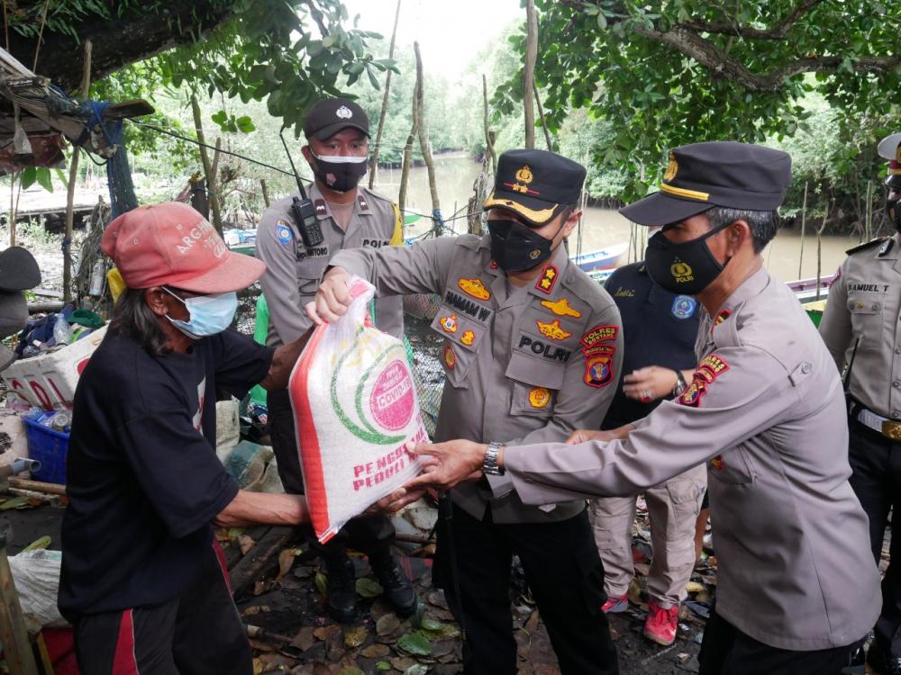 Polres Bontang Salurkan 10 Ton Beras Kepada Warga Terdampak Pandemi