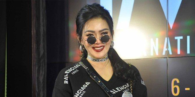 Wow, Boots Syahrini Ini Seharga Satu Rumah Subsidi