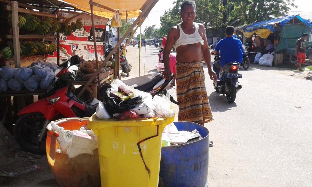 4 HARI SAMPAH DIBIARKAN MENUMPUK, WARGA KAWASAN PASAR RAWA INDAH PERTANYAKAN KINERJA DKP BONTANG
