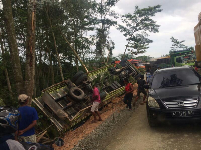 Truk Nahas Pengangkut Kayu Terguling Masuk Jurang