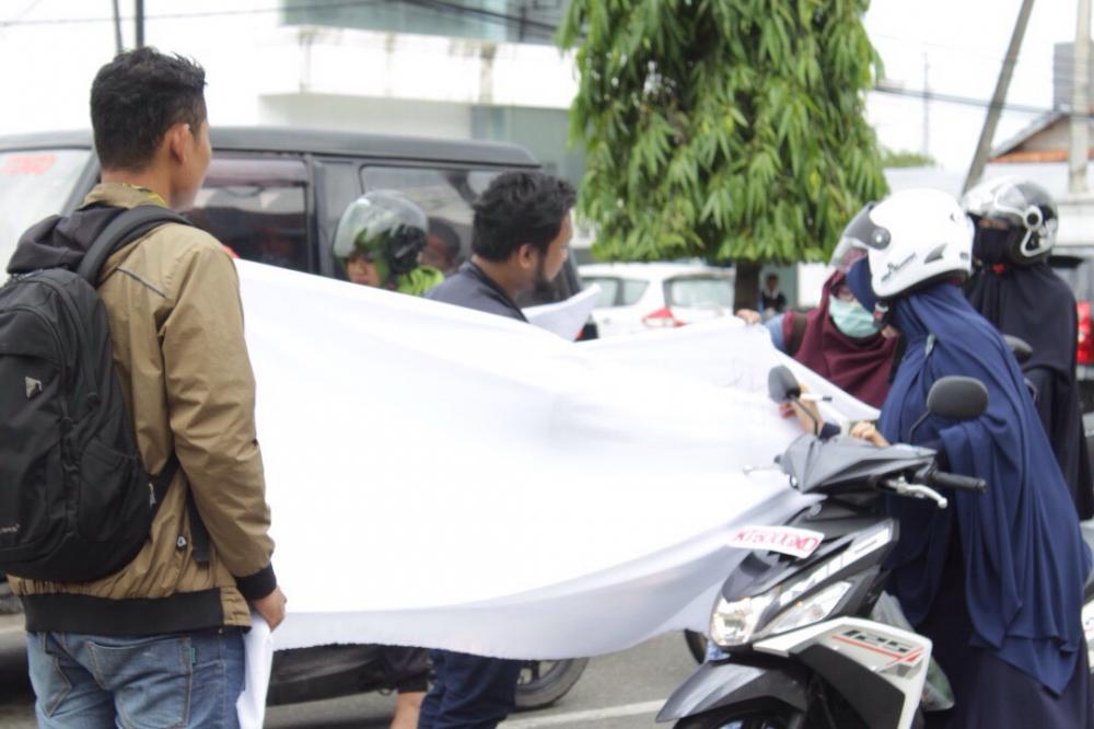 Aksi Tarif PDAM Berlanjut, Mahasiswa Galang Tanda Tangan Penolakan  