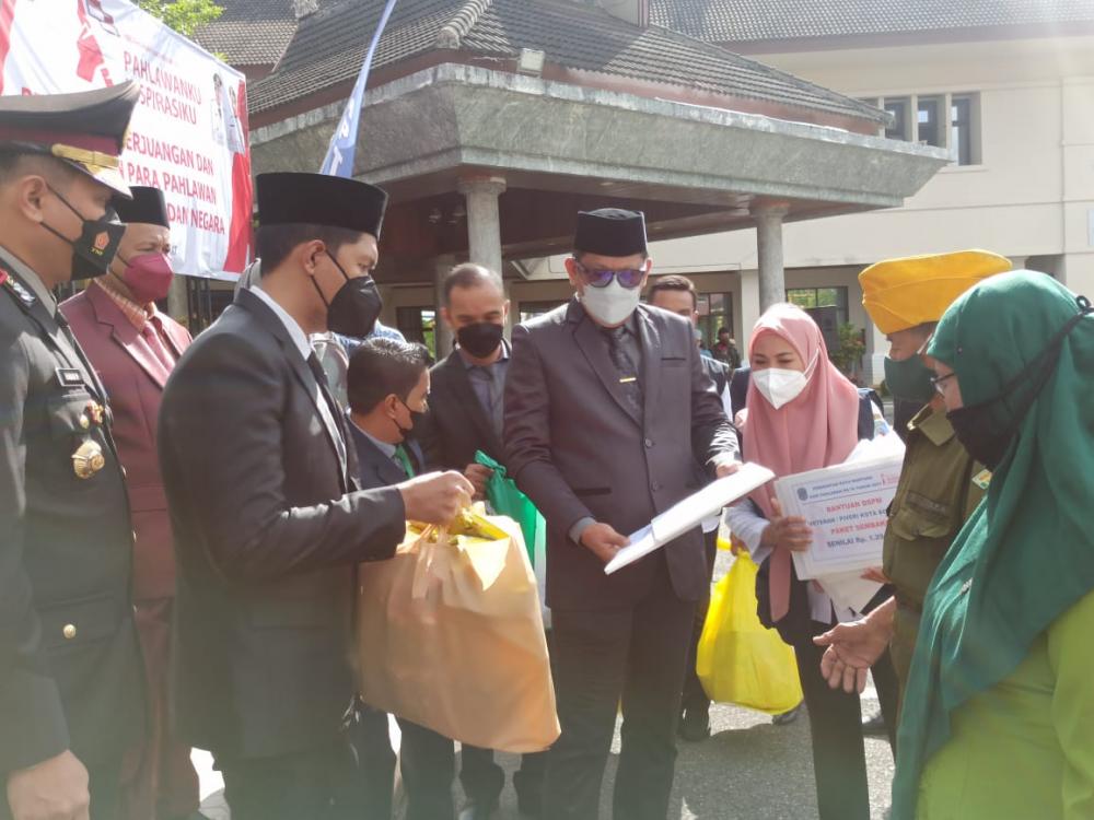 Momentum Hari Pahlawan, Pemkot Bontang Beri Bantuan kepada 8 Veteran