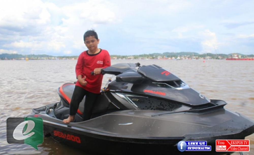 Bermain Jet Ski Ikuti Jejak sang Ayah
