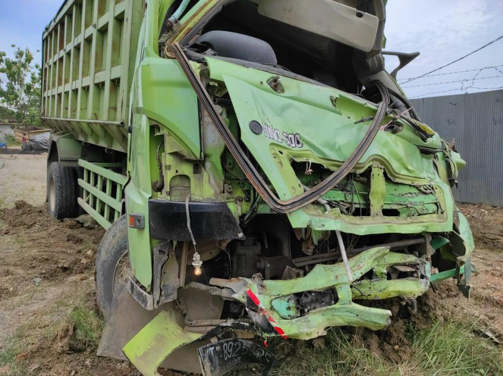 Dua Truk Tabrakan di Jalan Poros Bontang -Sangatta, Satu Sopir Tewas