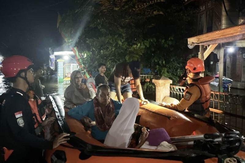 Ibu dan Balita Terjebak Banjir di Banjar Sejak Malam 