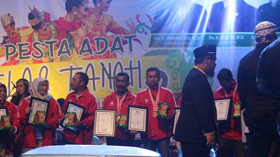 BPBD Kutim Berikan Penghargaan Pada 10 Atlit di Kutim 