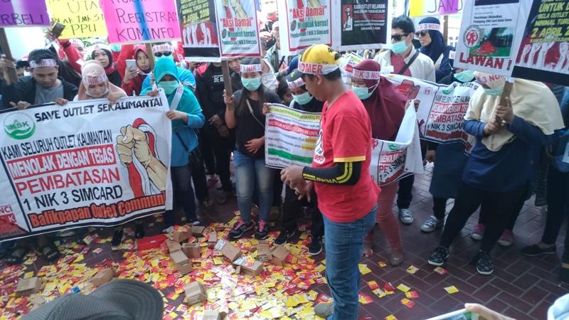 Tolak Aturan 1 NIK 3 Kartu, Ratusan Perdana Selular Dibuang di DPRD Balikpapan