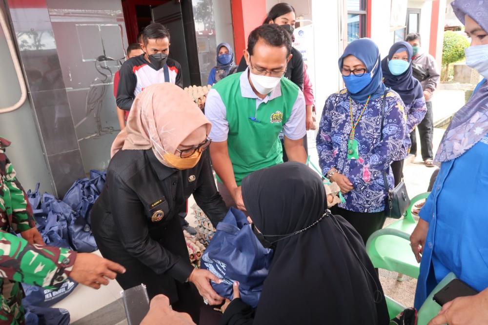 Wawali Najirah Salurkan Paket Sembako Untuk Penyandang Disabilitas