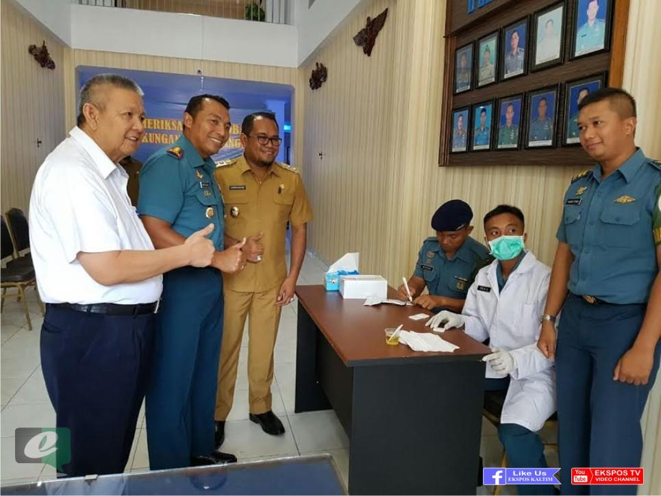 Prajurit TNI AL Lanal Sangatta Jalani Tes Urine Dadakan