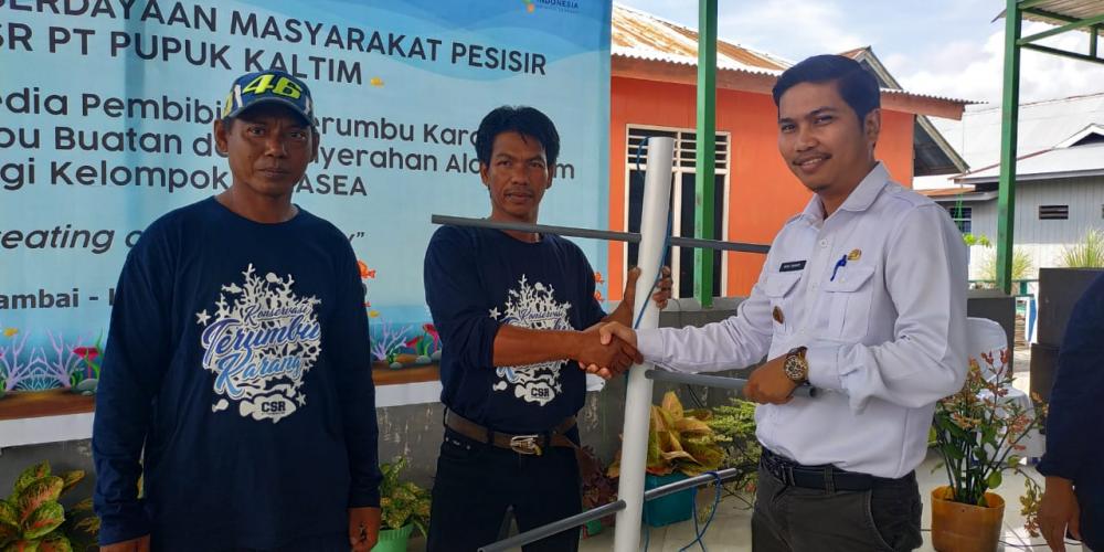 PT Pupuk Kaltim Serahkan Bantuan Pembuatan Terumbu Buatan dan Alat Selam