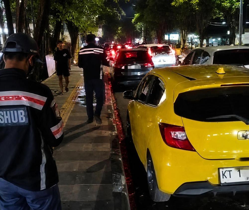 Belum Punya Andalalin, Kafe Baru di Juanda Samarinda Bikin Parkir Semrawut