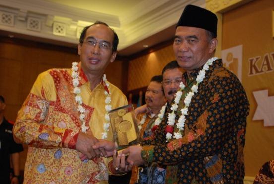 Sekda Kukar Wakili Rita Terima Penganugerahan Kawastara Pawitra Dari Mendikbud