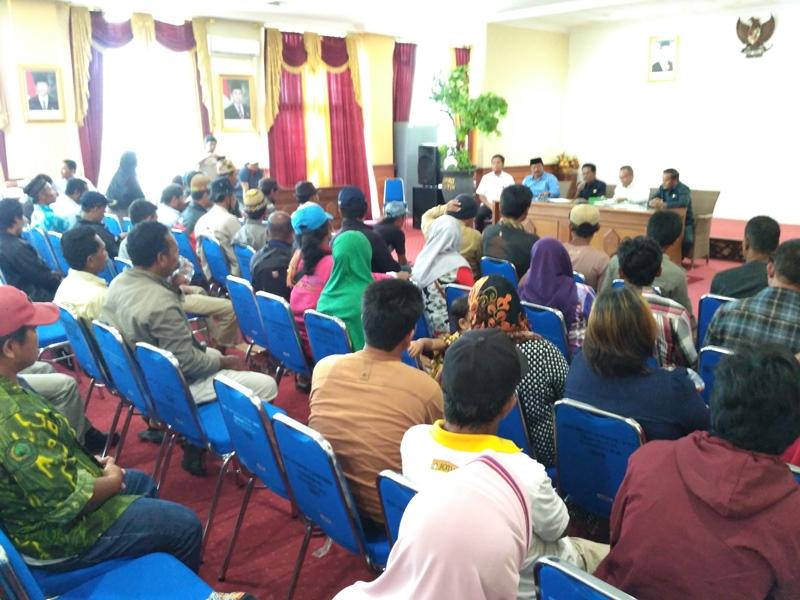 Belum Teraliri Listrik, Tiga Dusun Demo Kantor DPRD Kutim  