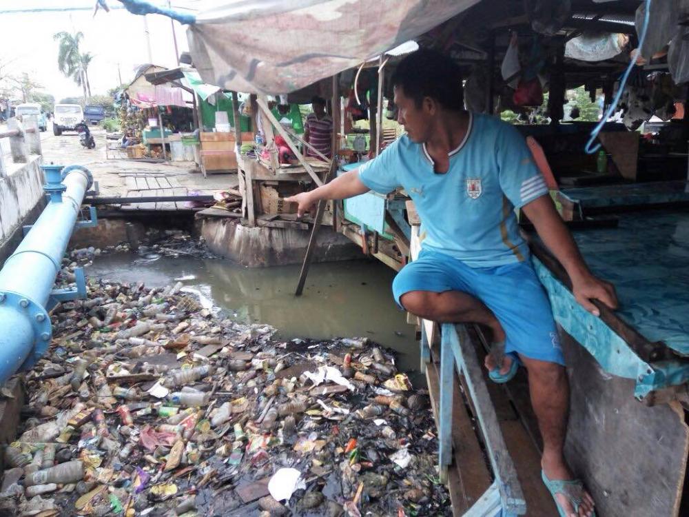 TIMBULKAN BAU BUSUK, TUMPUKAN SAMPAH DIALIRAN SUNGAI INI BUTUH PENANGANAN SERIUS