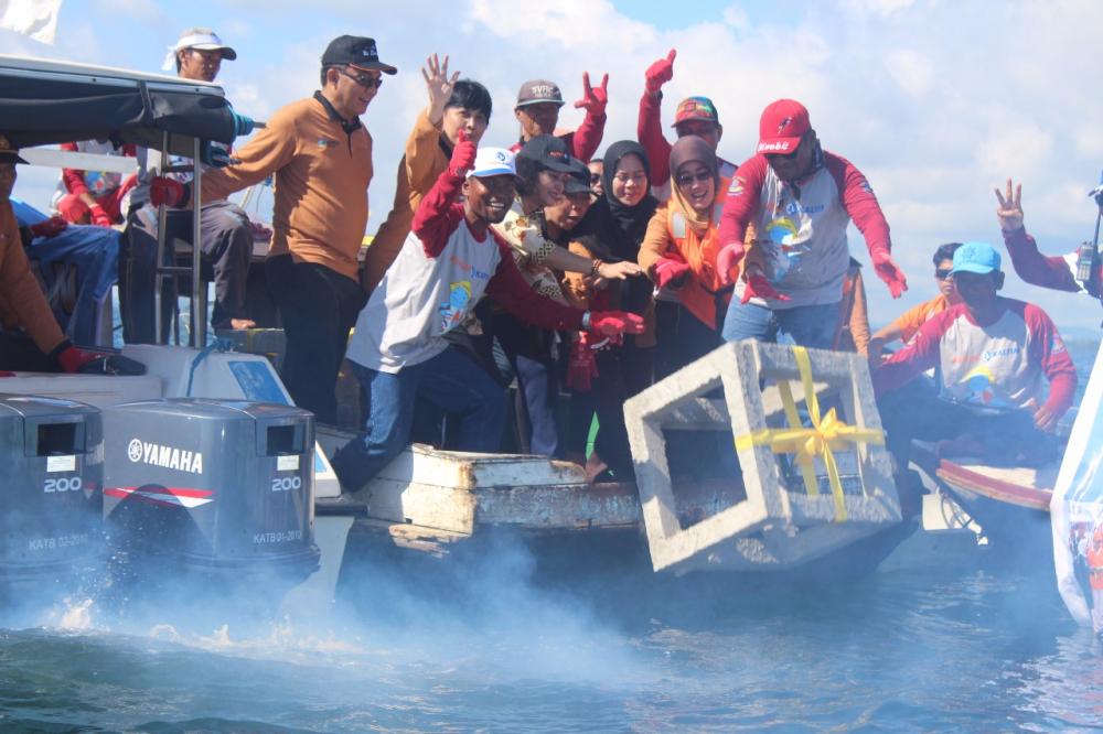 Lestarikan Lingkungan, Pupuk Kaltim Kembali Tebar Terumbu Karang Buatan