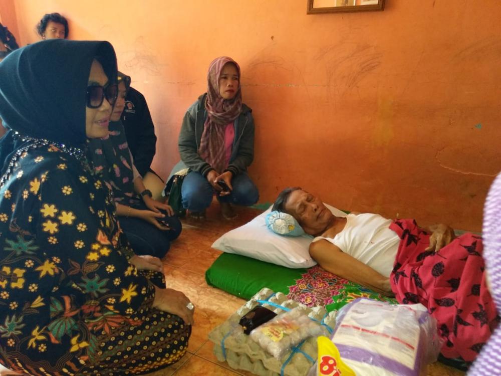 Dinsos Bontang Salurkan Bantuan Kemensos Untuk Lansia