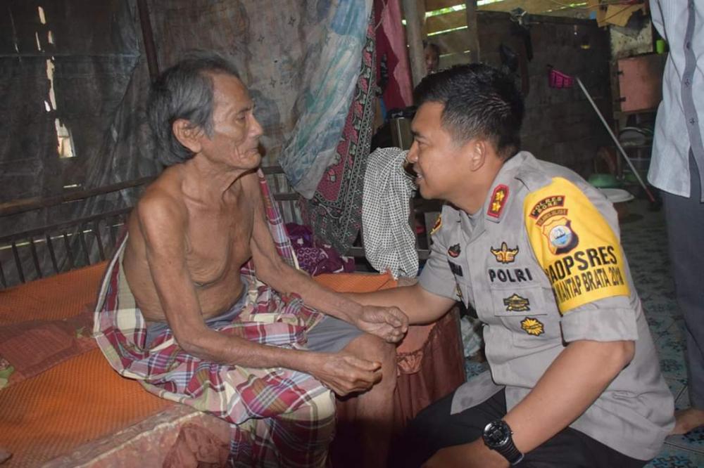 Peduli Sesama, Kapolres Bone Kembali Berbagi Empati kepada Warga