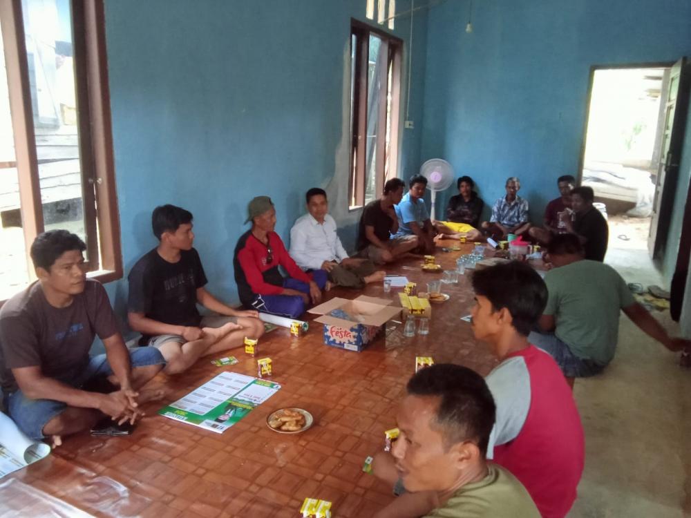 Ketua DPRD dan Disbun Kutim Realisasikan Bantuan Alat Panen Sawit untuk Poktan