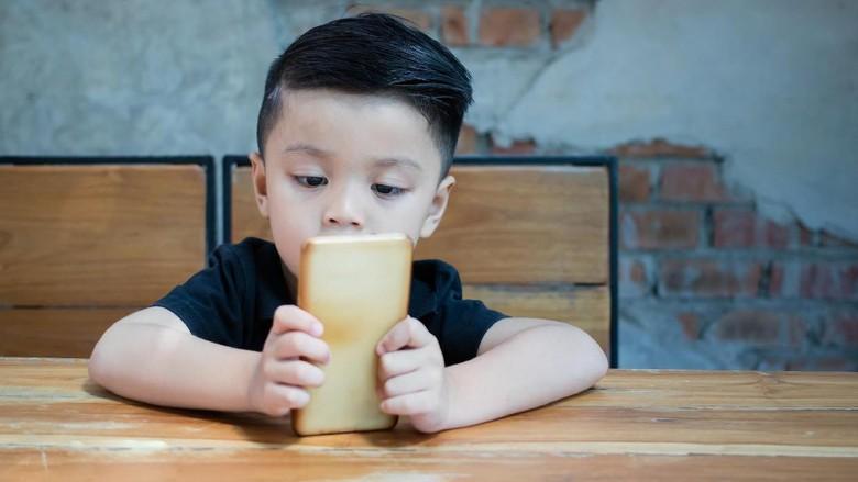 Benarkah Hobi Bermain Gawai Bikin Anak Terlambat Bicara?