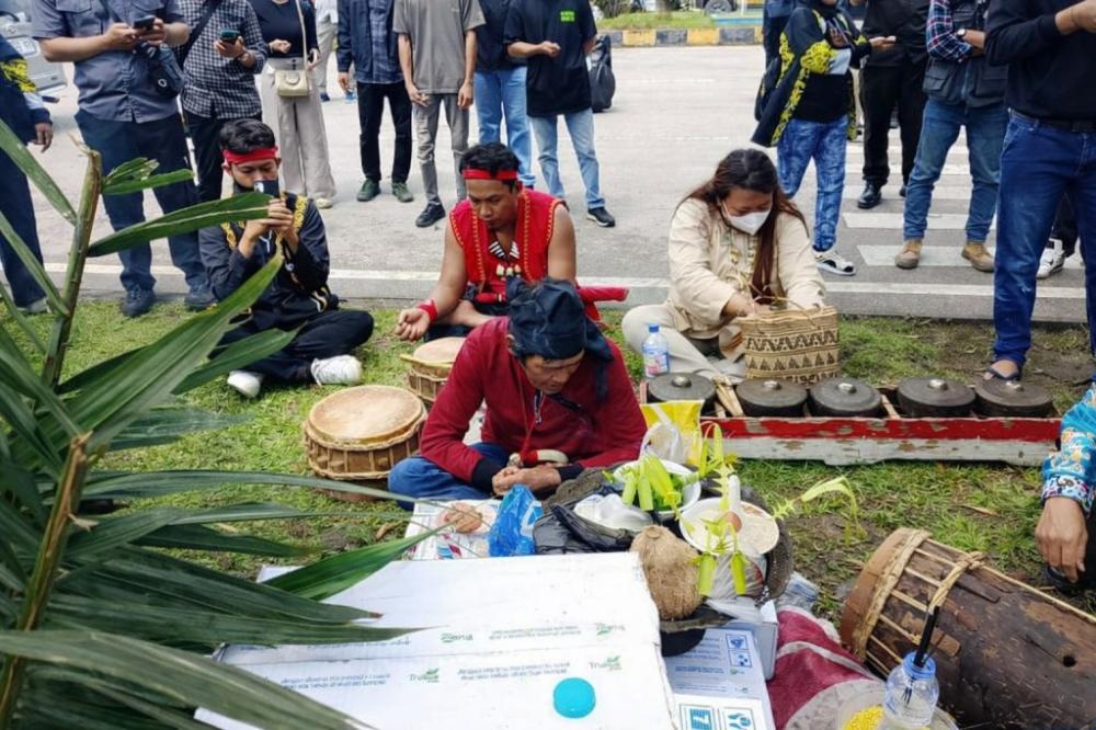 Ritual Besoyong Jelang Vonis Tragedi Muara Kate, Warga Berharap Kebenaran Terungkap 