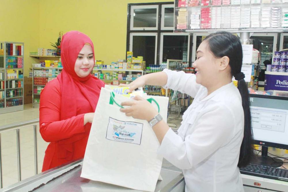 PATUT DITIRU: DEMI MENGURANGI PENGGUNAAN PLASTIK , KOPKAR PKT TERAPKAN KEBIJAKAN TAS BERBAYAR