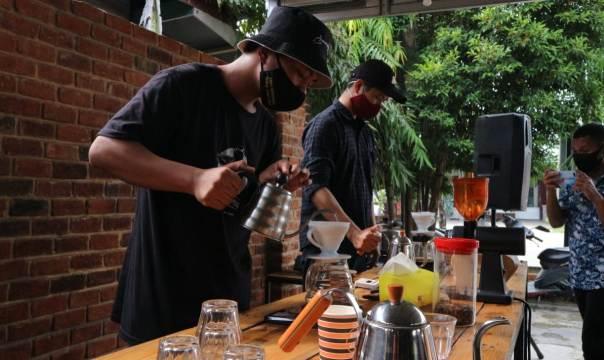 Kedai Kopi "Es" Tiqomah Raih Juara 1 Fun Battle Brewing di Bontang