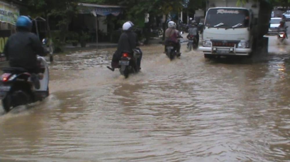 Jalan Imam Bonjol Kelurahan Api-Api Terendam Air