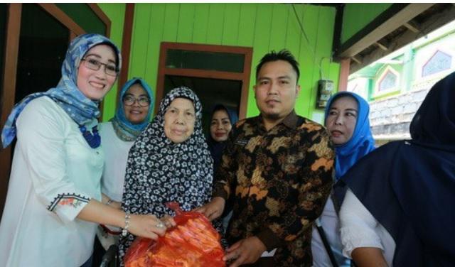 Peringati Hari Ibu, Pemkot dan GOW Bontang Berbagi dengan Lansia