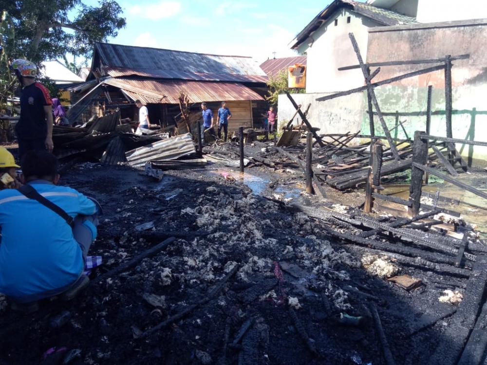 Diduga Korsleting, Dua Rumah di Bone Diamuk Api
