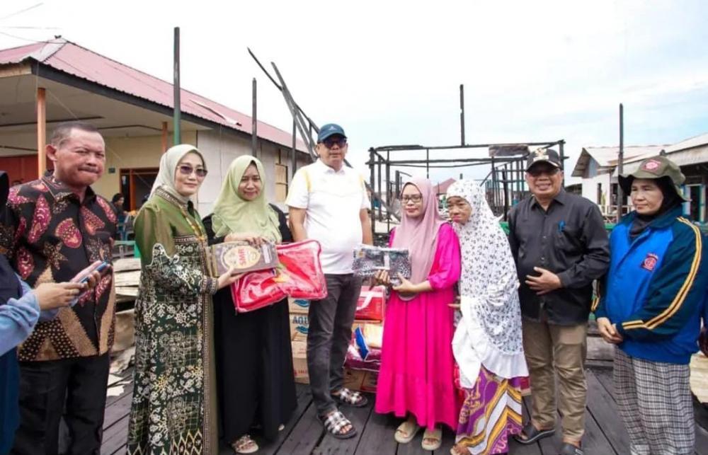 Basri Rase Serahkan Bantuan Korban Kebakaran Bontang Kuala