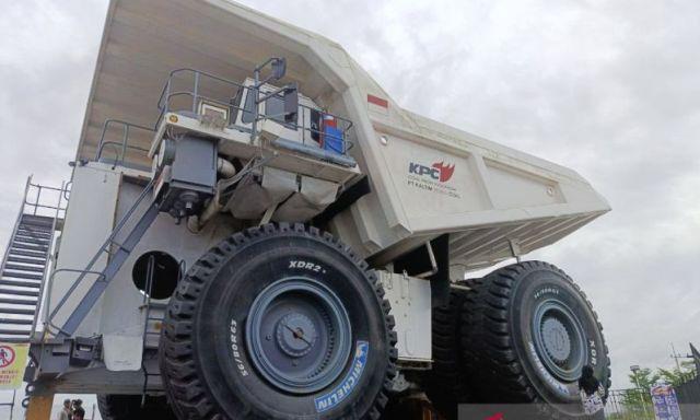 Libur... Truk Raksasa di Kutai Timur Jadi Destinasi Favorit