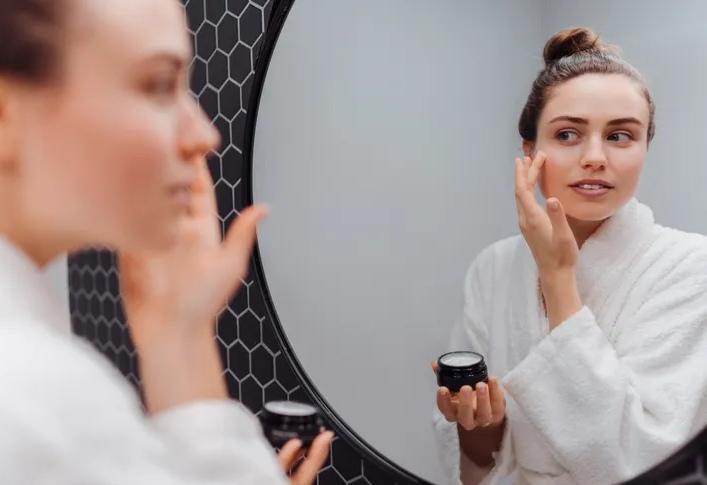9 Langkah Urutan Skincare dari Paling Tipis ke Tebal, Hasil Lebih Glowing